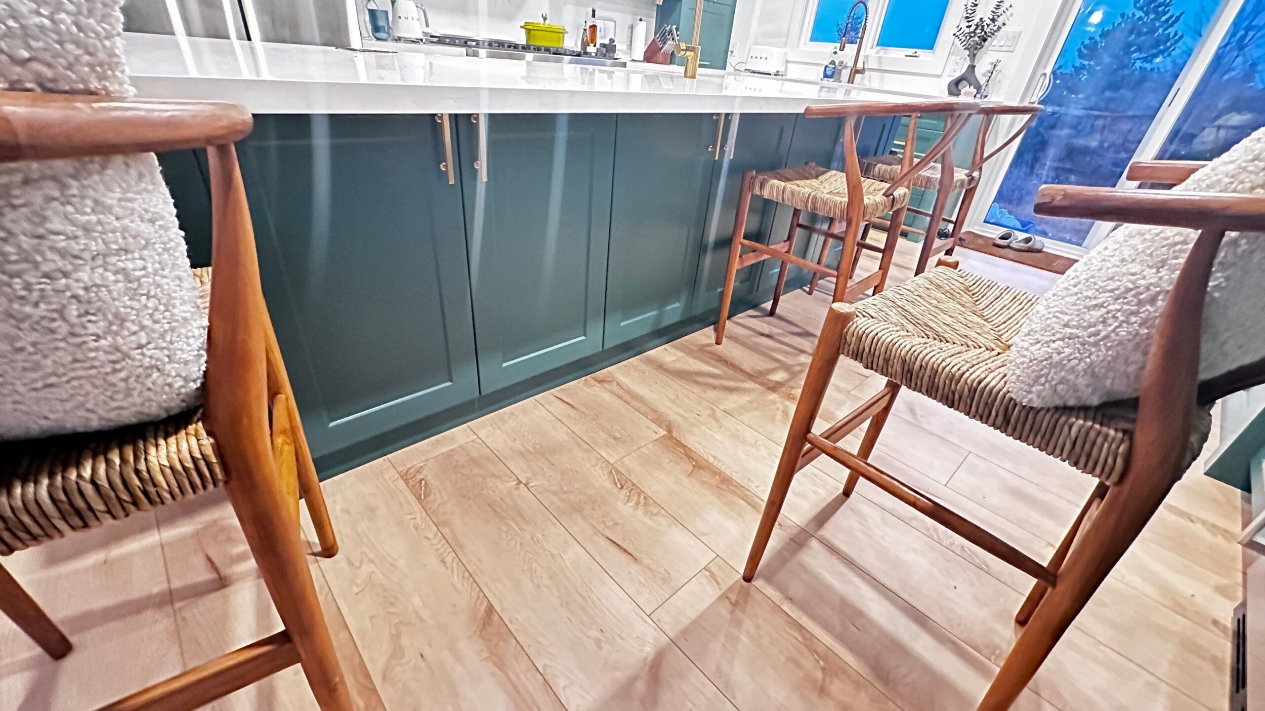 Built-in drawer microwave and bar area