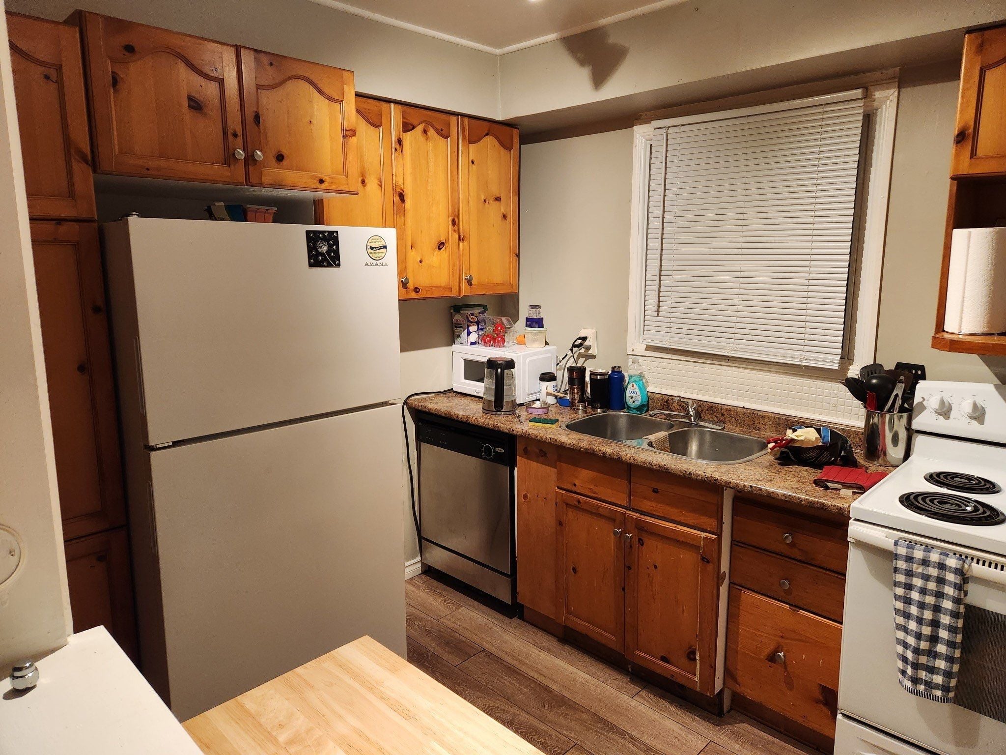 Oshawa condo before renovation, view 3