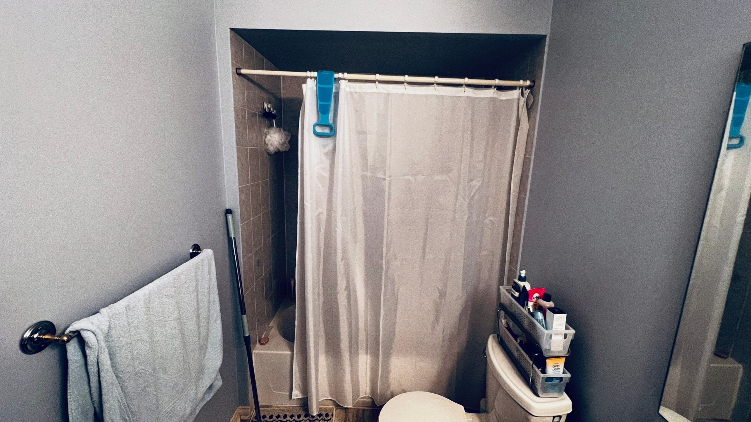 Outdated bathroom with tub before renovation in Courtice